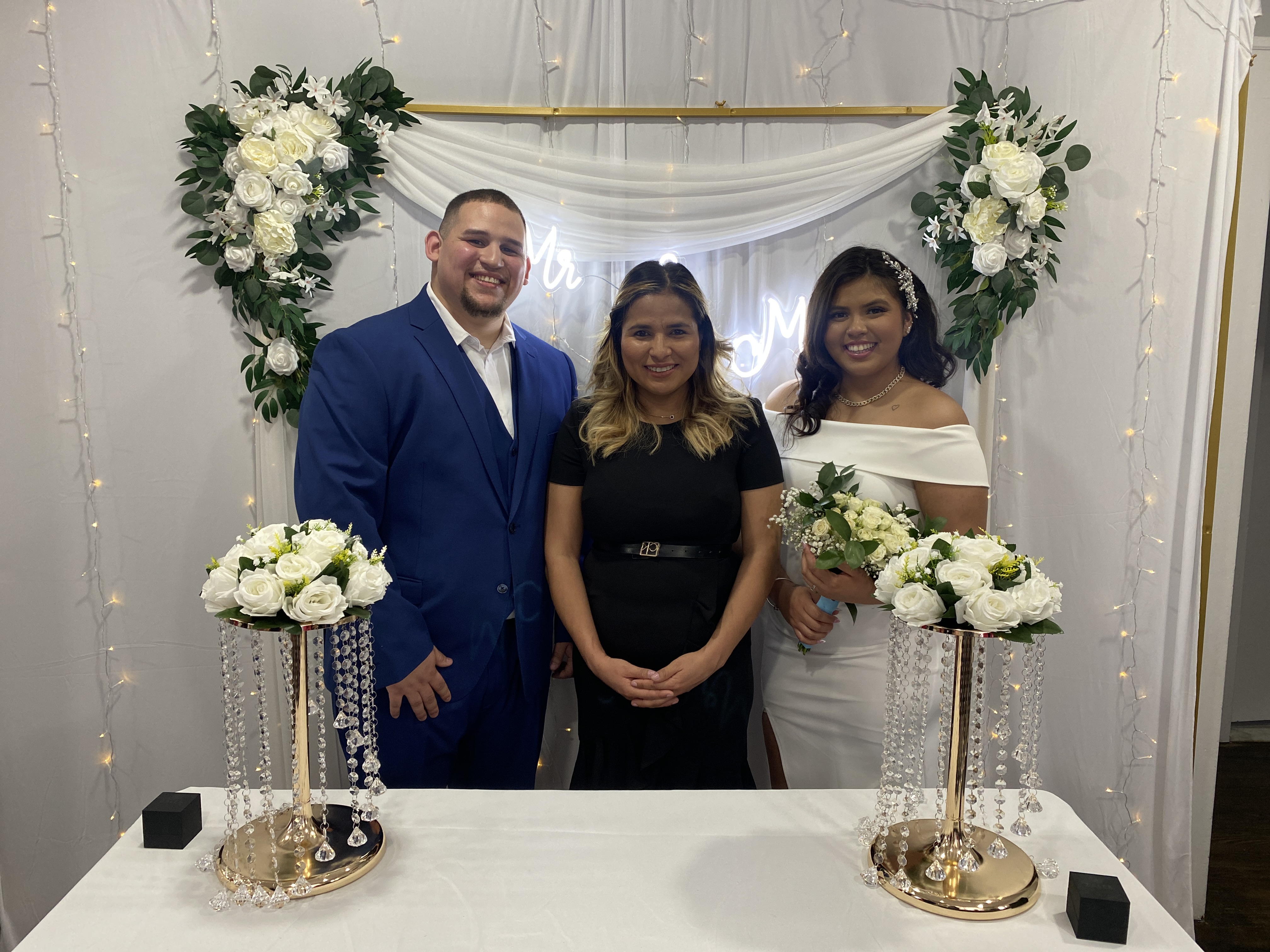 Celebración nupcial con altar floral decorado
