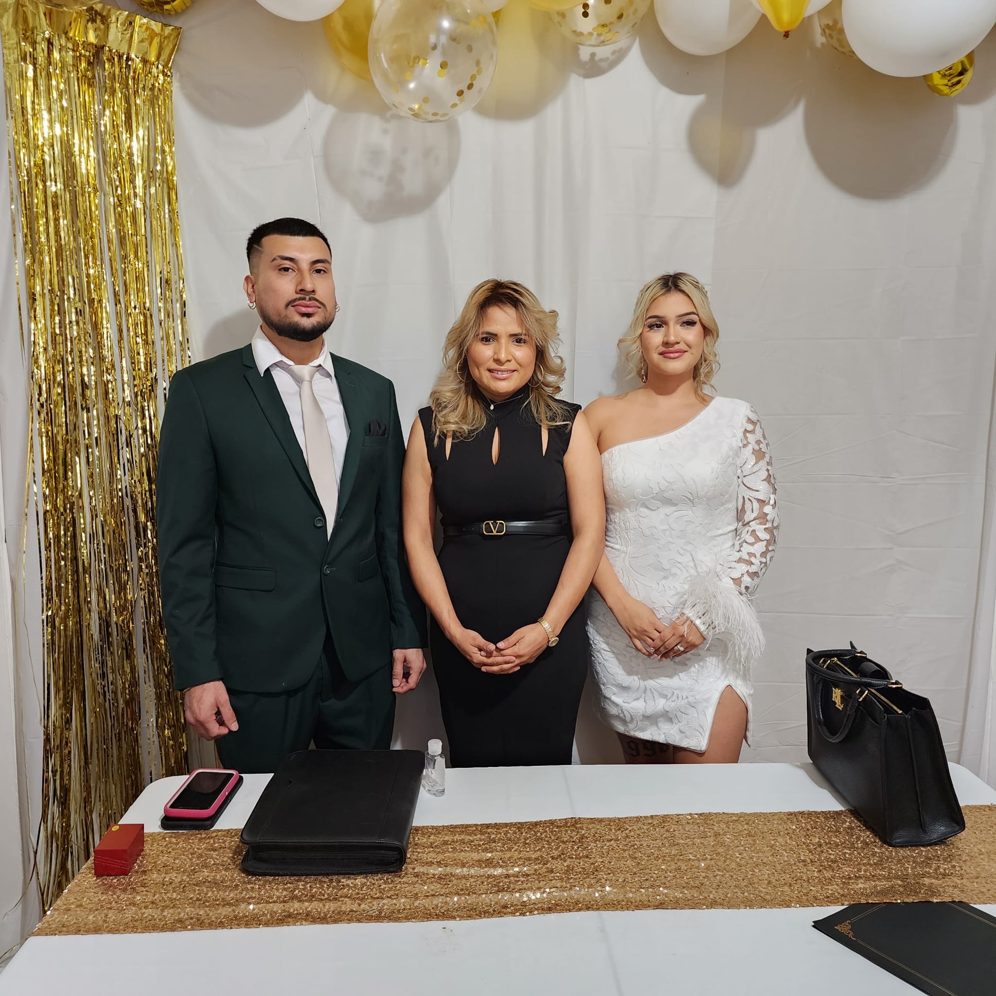 Pareja de recién casados celebrando su unión legal